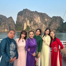 堀田茜、赤いドレスを着たオフショットを公開💕出川哲朗やデヴィ夫人との集合写真も❗️👀