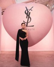 ミチがパリ開催の「YSL LOVESHINE FACTORY」に出席！黒のロングドレスにファンメロメロ！
