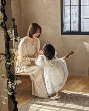 篠田麻里子、4歳を迎えた愛娘と記念撮影　ほっこりとする親子ショットに「見てて幸せな気分になれました」