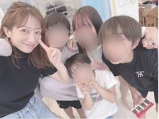 4児の母・辻希美が母の日に大号泣 "素敵すぎる"家族ショット公開し大反響
