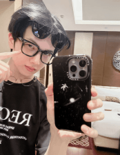 韓国アイドルグループNCTDREAM・チソンが鏡越しのキュートな写真を公開「なんで眼鏡3つも！？」