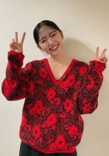 鈴木愛理、ワンショルダートップス×超ミニスカのLIVE衣装披露