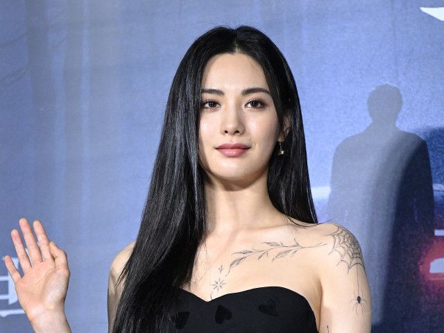胸の間にもうっすらと…“全身タトゥー”を除去中のナナ、滑らかな肌に残る痕に注目集まる