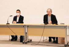記者会見する大内裕和・武蔵大教授（右）ら＝６日、東京都庁で