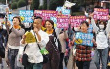 保育士の処遇改善などを求めパレードする参加者たち＝２３日、東京都千代田区で
