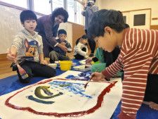 自由にりゅうの世界を描いていく子どもたち＝江東区の塩崎保育園で