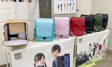 フットマークが販売する布製かばん＝東京都墨田区で