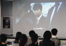 演劇部員が出演した啓発動画を視聴する生徒たち＝さいたま市浦和区で