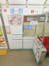 名古屋市営地下鉄の車両に設けられている車いすやベビーカー利用者向けのスペース＝同市中村区で