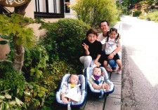 幼い3人の子ら家族と団らんの時間を過ごす16年前の高木さん（中央）＝栃木県内で（本人提供）