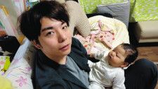 ３月に生まれたばかりの次女の世話をする伊藤さん。５月から育休に入った＝県内で（本人提供）