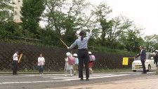 小学生を横断歩道でひき逃げ…登校中の事故防止へ現場で交通指導　静岡・浜松市