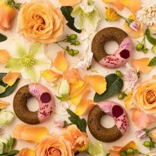 【新宿マルイに期間限定で登場】食べられるお花を使用！ドーナツとマフィンを組み合わせたハイブリッドスイーツのアイキャッチ