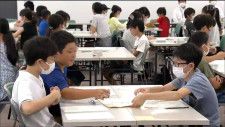 ３人１組で協力しながら算数問題に挑戦　小学生の「算数チャレンジ大会」　宮城・名取市　