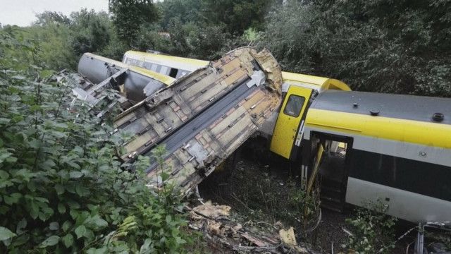 ドイツ南西部で脱線事故 3人死亡 複数人が重傷 およそ100人乗車で死者が増える可能性も 列車からは“叫び声”も　土砂崩れが原因か