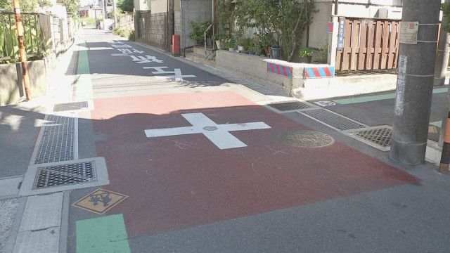 小学校低学年くらいの男児が交差点で軽貨物車と衝突　頭や胸を打ち重傷　現場は信号のない交差点　千葉県警