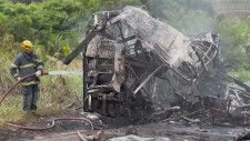 ブラジル南東部の高速道路でバスとトラックが衝突 乗用車も巻き込まれる、これまでに38人死亡