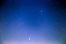 繊細な細い月と木星、すばるの共演。「ポン・ブルックス彗星」が近日点通過