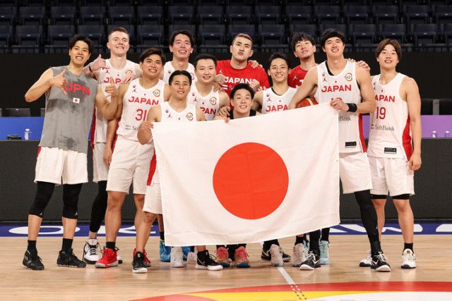「日本は闘争心が強い！」アカツキジャパンの“パリ五輪出場決定”に中国メディアも感服！「アジアの光」「サッカーでも我々を…」と嫉妬の声も【バスケＷ杯】