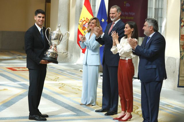 スペイン国王賞に選ばれた男子テニスのアルカラスが授賞式に出席。フェリペ６世に祝福され「とても誇りに思う」と感激＜SMASH＞