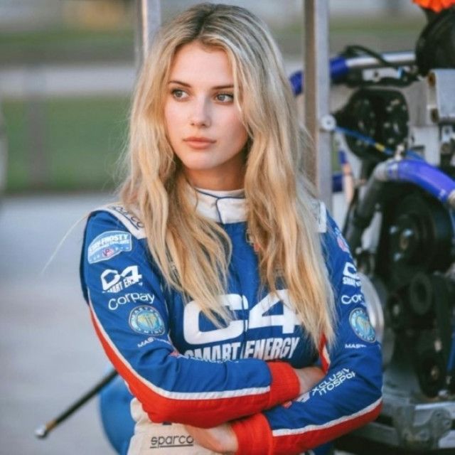 「美顔とマッチョのギャップが…」米美女レーサーがビーチで魅せた“極薄ビキニ姿”にファン沸き立つ！「ダイナマイトバディ」「裸かと思ったぞ！」