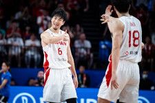 比江島の終盤の猛攻で日本が鮮やかな逆転勝ち。ベンチメンバーを含めてチーム一丸で今大会２勝目を掴んだ。(C)FIBA