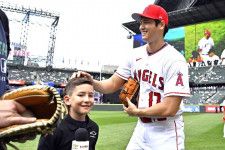 大谷は「野球しようぜ！」というメッセージタグとともに、グローブ約６万個を日本の小学校に寄贈した。(C)Getty Images