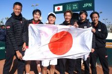 レバノンとの紙一重の試合を制した日本代表メンバーたち。写真提供＝日本テニス協会広報部