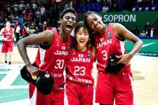 パリ行きを決めた女子バスケ日本代表。（左から）馬瓜エブリン、山本麻衣、馬瓜ステファニーの笑顔が弾ける。(C)FIBA