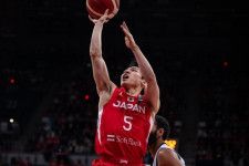 日本は前半リードを許すも、司令塔・河村の攻守にわたる活躍で逆転勝利を収めた。(C)FIBA