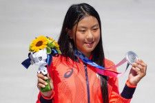 日本ハムの本拠地開幕戦で始球式を務めた東京五輪女子スケートボード銀メダリストの開心那。(C)Getty Images