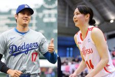 会見で、大谷（左）は妻・真美子氏に感謝した。(C)Getty Images,西村尚己/アフロスポーツ