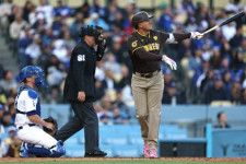 パドレスのマチャド（写真右）がソロ本塁打を放つ。外野席でその球をキャッチしたド軍ファンがよもやの行動に出た。(C)Getty Images