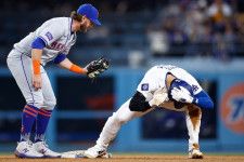 大谷（右）は４回裏に盗塁成功後、相手二塁手に後頭部を叩かれる。(C) Getty Images