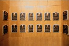 殿堂に祀られた歴代名選手のプラーク。クーパーズタウンは野球ファンなら一度は訪れておきたい場所だ。(C)Getty Images