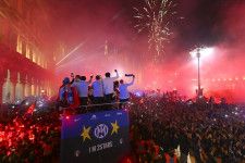 「飛ばないヤツは赤黒、白黒だ！」インテルの優勝祝賀会、深夜０時超え30万人と歓喜を共有、大熱狂のパレードは２時間押し