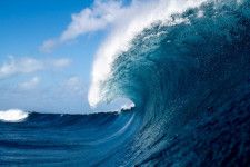 ハイシーズンになると８〜10フィート、もしくはそれ以上のうねりが押し寄せることもあるタヒチ・チョープー。別名：“世界最恐の波”と呼ばれている。（C)ISA