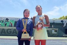 カンガルーカップに優勝した内島萌夏は自身の目標だった奈良くるみ（写真左）とともに表彰台で笑顔を見せた。写真：内田暁