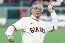 「若い…」「まさに生ける伝説」日本人初のメジャーリーガー村上雅則、古巣・本拠地で始球式！衰えぬ投球姿にファン驚嘆「80歳でこれだけしっかり投げられるのすごいな」