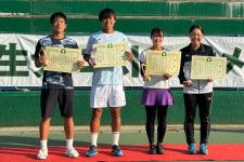 大学テニスのシーズン開幕戦と言える“ハルカン”。左から男子シングルス優勝の田中佑、準優勝の高悠亜、女子シングルス優勝の鈴木渚左、準優勝の沼野菜海。写真提供：関東学生テニス連盟