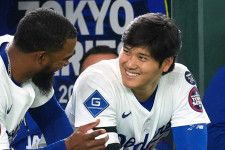 ヤクルトOB・五十嵐亮太、日本ハムのユニホームでファースト