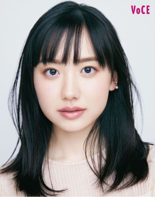 芦田愛菜が女性誌表紙に初登場「自分の顔が書店に並ぶだなんて！と緊張しています(笑)」