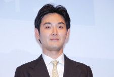 松田龍平が主演ドラマ「0．5の男」の完成報告会に登壇