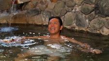 武田信玄・石原裕次郎ゆかりの歴史ある温泉で、岡田が温冷浴体験