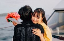 白間美瑠が永田崇人に花束をもらい感激「私たち結婚しました 5」より