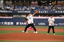 お笑いコンビ・ライスの田所仁＆関町知弘が特別始球式に登板