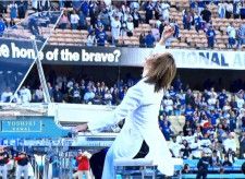 YOSHIKIがドジャー・スタジアムで行われた「ハローキティ・ナイト」にて、ピアノを生演奏