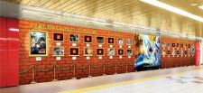 新宿に出現する交通広告「宿敵の画廊(メモリアルウォール)」