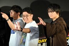 「スター・ウォーズ」イベントのオープニングイベントに登壇した(写真右から)森川智之とミキの昴生、亜生
