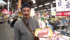 小田井涼平、波打ち際の豪快温泉でハプニング「冷たい冷たい！」和歌山の魚市場では「マグロの色じゃない」マグロに感動